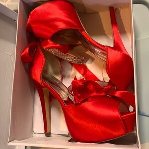 Size 37 bright red heels. Worn once. Great condition.